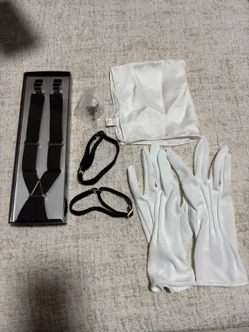 흰 장갑과 서스펜더 세트