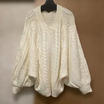 아이보리 V넥 케이블 짜임 니트 셀렉트모카