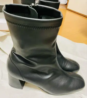 블랙 가죽 지퍼 부츠 중간 힐