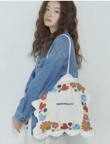 시어터 프로덕츠 레이스 자수 토트 화이트