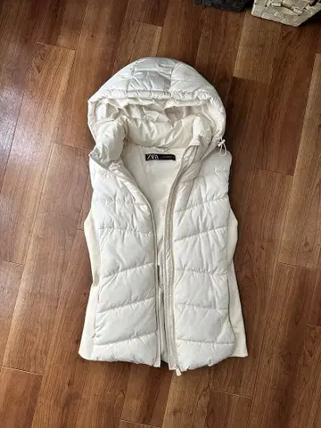 ZARA 후드 부착 아이보리 다운 베스트 에크루