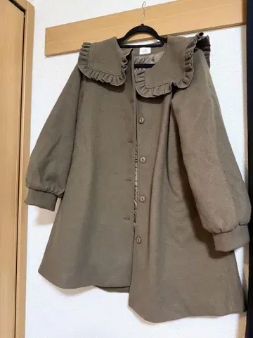 프릴 달린 브라운 롱 코트