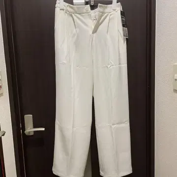 화이트 슬랙스