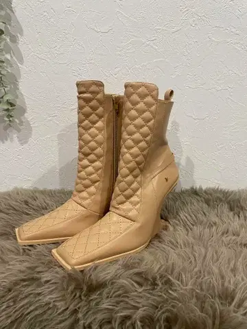 베이지 퀼팅 웨지 부츠