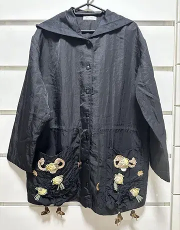 피오니 하우스 후드 부착 나일론 자켓 블랙