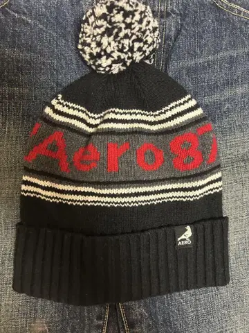 Aero 폼폼 포함 니트 모자