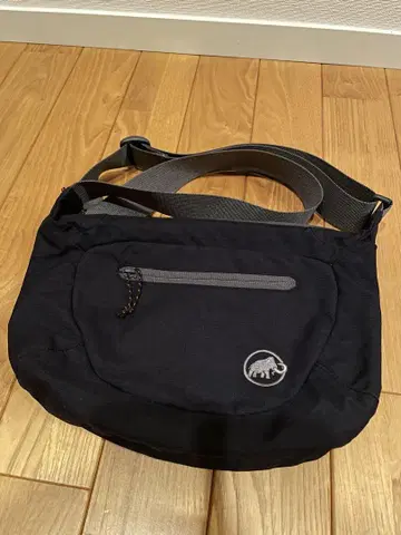 마무트 MAMMUT 숄더 파우치 백