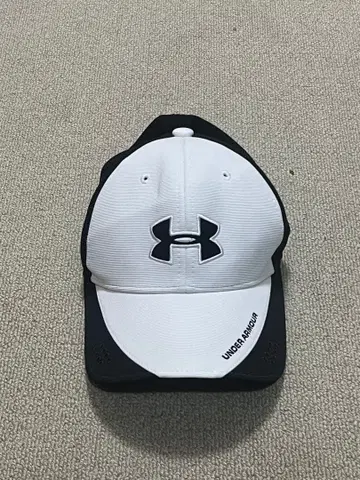 UNDER ARMOUR 화이트 블랙 캡