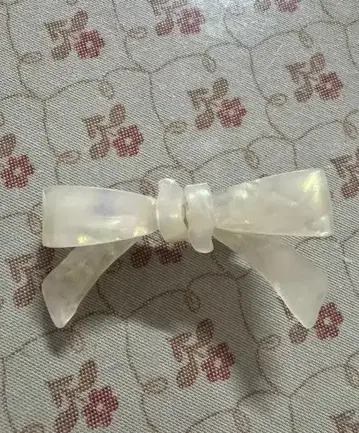 펄 화이트 리본형 헤어 액세서리