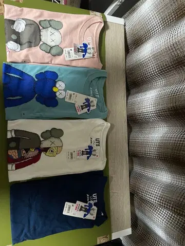 KAWS 유니클로 T셔츠 M 사이즈 4개 세트