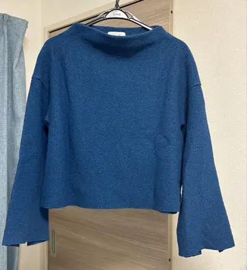 MACPHEE 파란색 크루넥 니트 스웨터