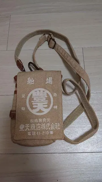 로고 포함 베이지 캔버스 백