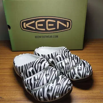 212-25 KEEN 제브라 패턴 아웃도어 샌들 23.0cm