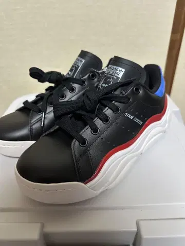 STAN SMITH 블랙/레드/블루 스니커즈