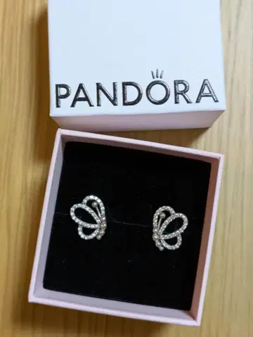 PANDORA 스파클링 오픈워크 버터플라이 스터드 귀걸이