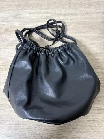 CONFIRM 블랙 사코슈