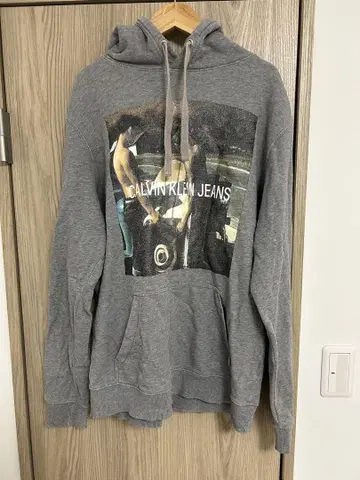 Calvin Klein Jeans 포토 프린트 후드티 Gray