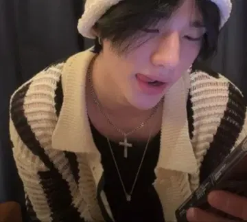 현진 착용 니트 가디건