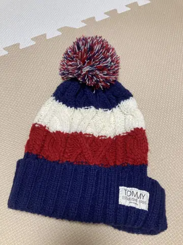 TOMMY 폼폼 포함 니트 모자