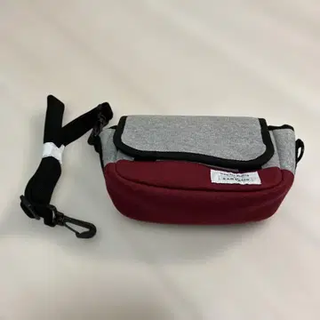 그레이와 빨간색의 숄더백