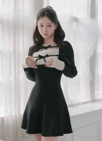 다리치 리본 퍼 플레어 니트 미니 원피스
