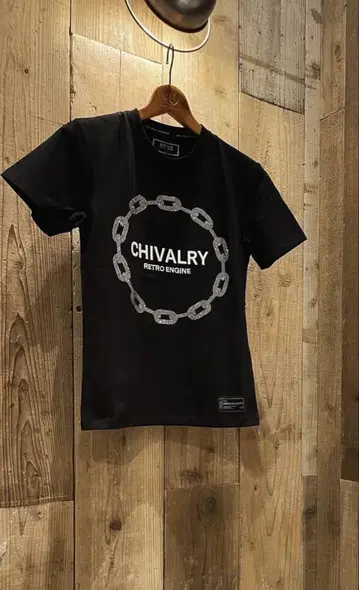 즉시 완판된 상품 CHIVALRY 블랙 T셔츠