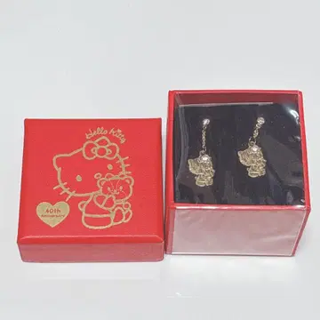 헬로키티 40주년 귀걸이 타이니참 HUG