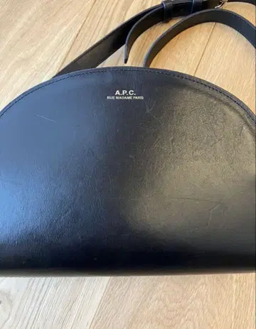 A.P.C. 하프문 숄더백 블랙