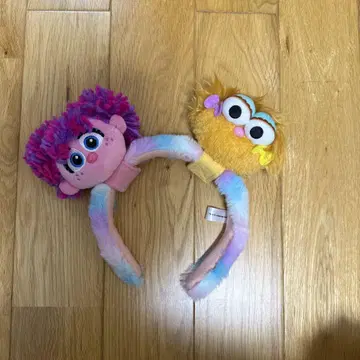 애비 카드비와 오스카의 머리띠