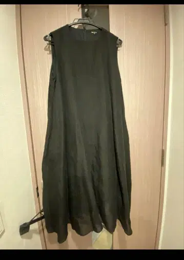 올드맨즈 테일러 두꺼운 원단 슬리브리스 린넨 원피스 블랙