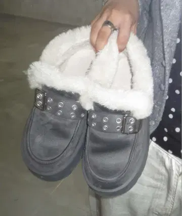 그레이 스터드 슬립온 어그 부츠