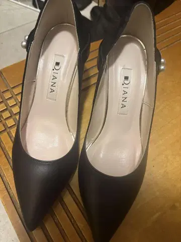 D.IANA 펄 장식 블랙 하이힐