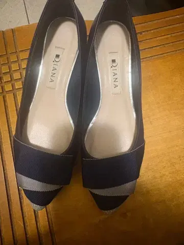 다이애나 네이비 리본 포함 펌프스
