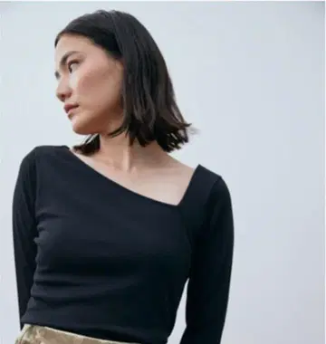 스터링 루어 불규칙 넥 T 블랙