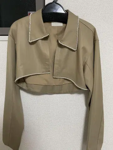 에이미 베이지 펄 장식 숏 기장 자켓