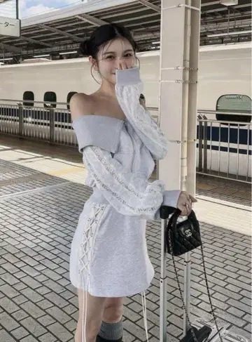 다리치 오프숄더 레이스 맨투맨 상의 레이스업 맨투맨 미니 스커트