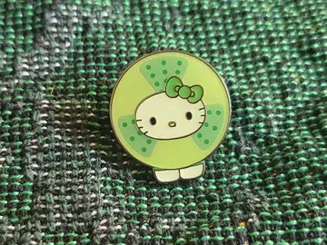 오사카 엑스포 한정판 일본관 조류 헬로키티 카자구루마케이소 핀 배지