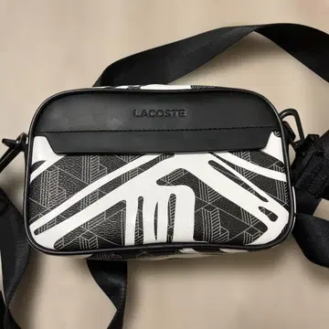 LACOSTE 숄더백 화이트 블랙 기하학 패턴