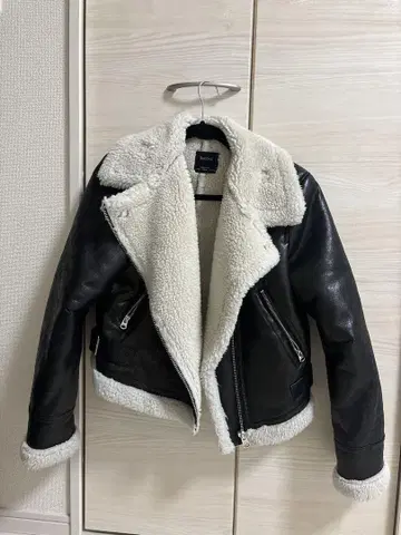 Bershka 무스탕 코트 블랙/화이트