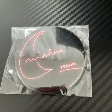 MAHINA 캔뱃지 블랙 컬러 핑크 사인