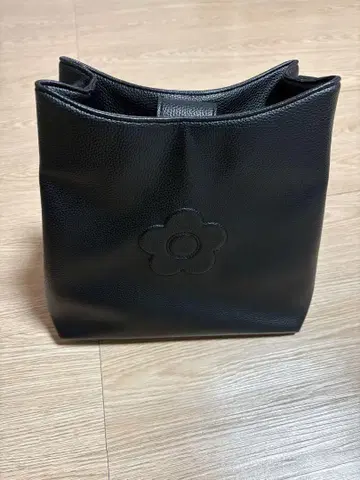 MARY QUANT 슈링크 데이지 엠보싱 토트 마리콴트 블랙