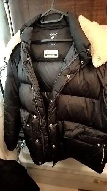 후드 부착 블랙 다운 자켓
