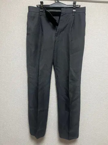 블랙 슬랙스 백 포켓 부착
