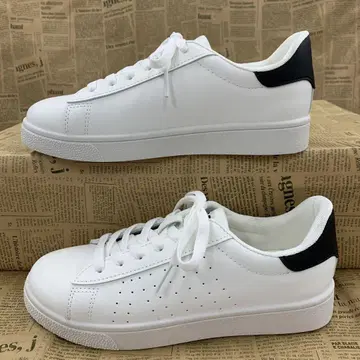 새상품 여성용 23.5cm 인조 가죽 코트 스니커즈 화이트 블랙 3415
