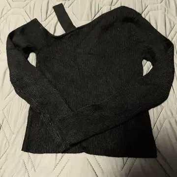 다크 그레이 오프숄더 니트