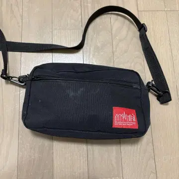 블랙 나일론 숄더백 프론트 포켓 부착