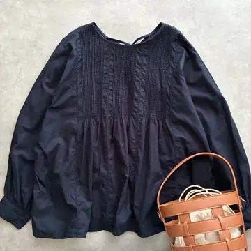 새상품급 카구레 코튼 돌먼 핀턱 블라우스 네이비