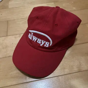 빨간색 캡 자수 로고 'always'