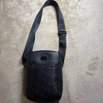 LACOSTE 모노그램 쉘더백 남성용