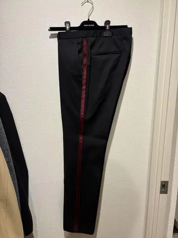 HUGO BOSS 블랙 슬랙스 빨간색 스트라이프